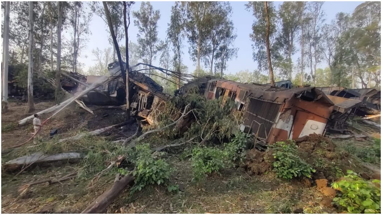 Jharkhand Train Accident Two Goods Trains Collide in Sahibganj Fire Breaks Out Three Dead news in Hindi