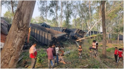 Jharkhand Train Accident Two Goods Trains Collide in Sahibganj Fire Breaks Out Three Dead news in Hindi