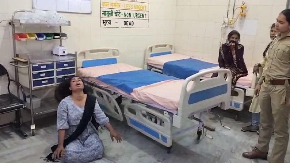 Two women insisted on going on CM Yogi stage bit hand of policemen with their teeth