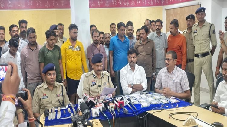 Raipur: कनपटी पर टिकाया पिस्टल, बोला- शोर मत करना वरना..., 20 लाख रुपये के सामान और नगदी लेकर फरार,15 गिरफ्तार