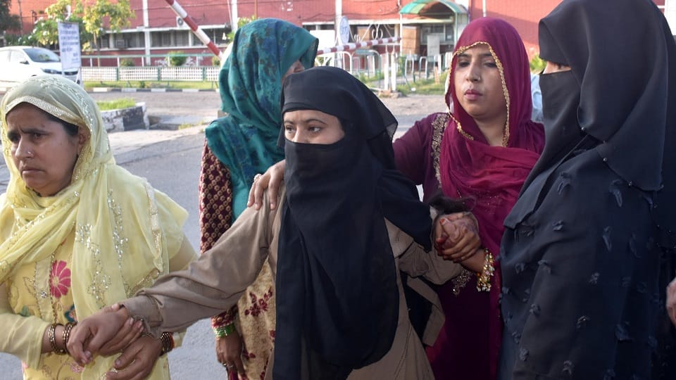 Husband drank poison when wife did not come home on Eid, son and daughter also drank poison
