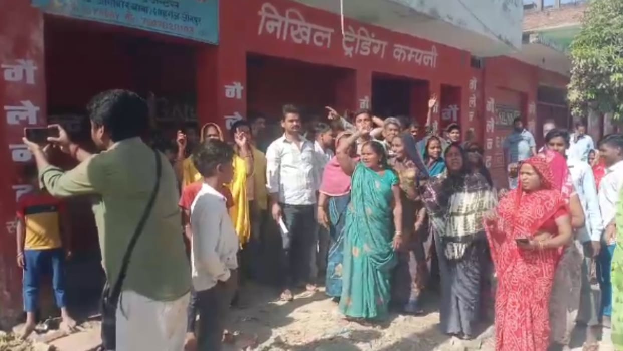 Women protested against opening of country liquor shop in Jaunpur