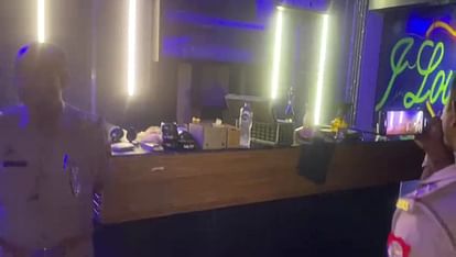 IPL: लग्जरी कारें और लाखों के दांव...क्लब स्क्वायर-8 में अमीरों की महफिल, पुलिस छापे में हुआ बड़ा खुलासा IPL Satta on MI and KKR match through mobile 1.62 lakh rupees cash
