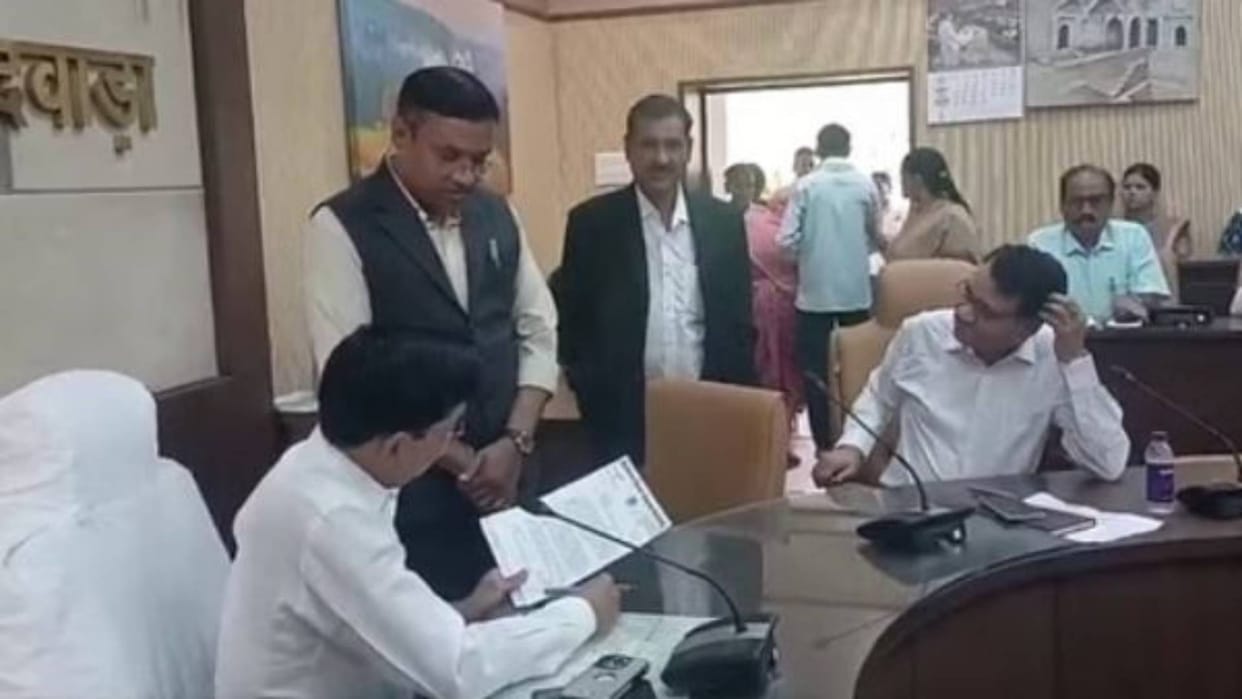 Chhindwara common citizen became District Panchayat President Sanjay Punhar pleaded for justice public hearing