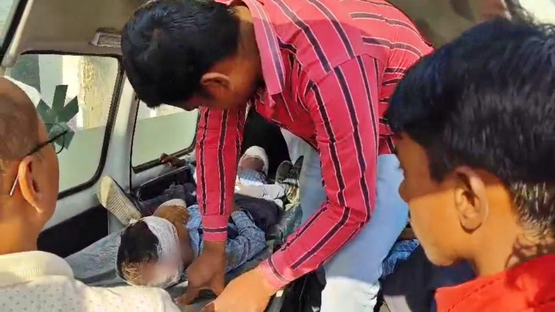 Muzaffarpur News: Head-on collision between school van and bus, 8 children injured; school vehicle shattered