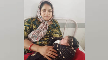 नवजात शिशु के साथ कंचन