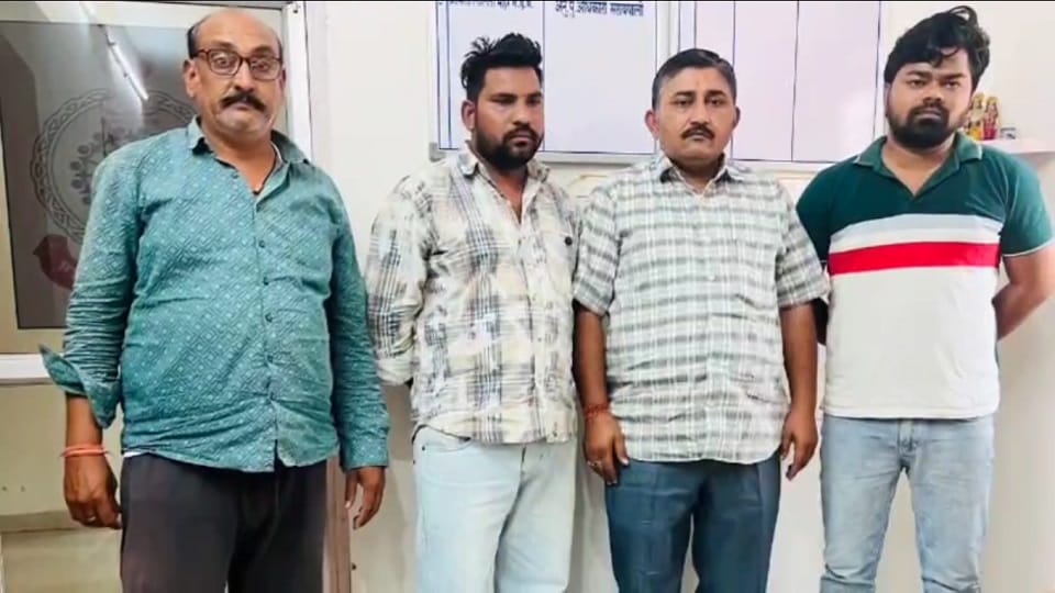 पुलिस की गिरफ्त में आरोपी