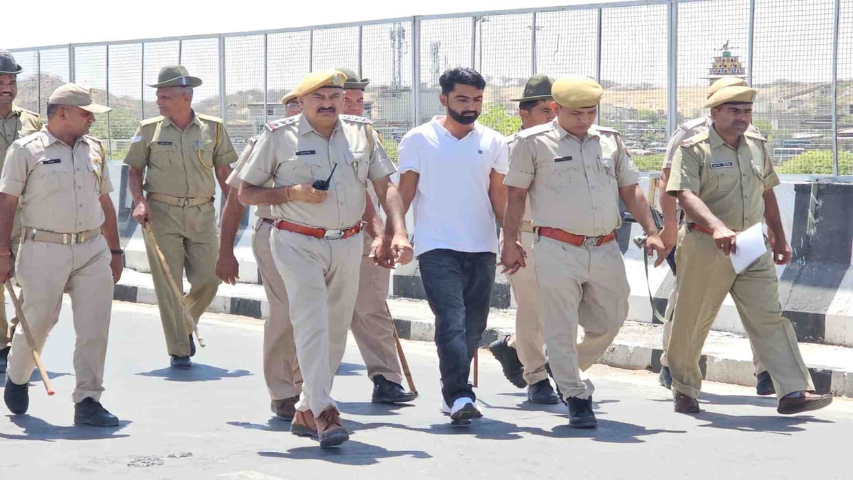 Barmer News: Barmer police conducted a foot parade of the wanted accused in the market