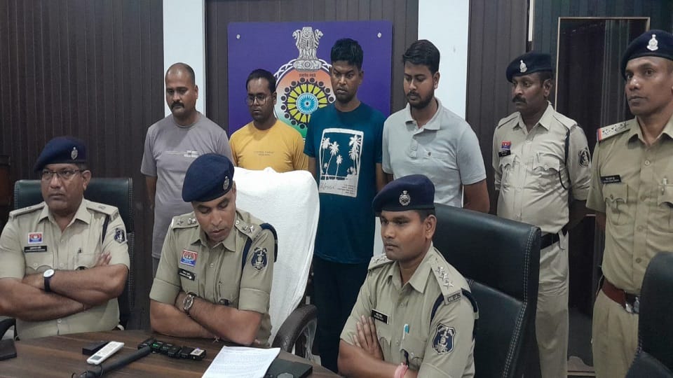 Police arrested four people including a constable in case ganja smuggling ganja was also recovered in Durg