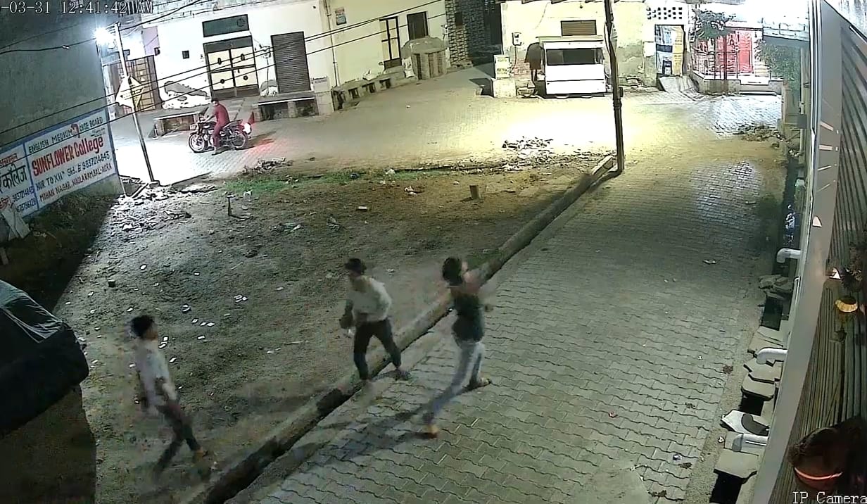 Stone pelting and firing at Saraf's house in Agra spread panic Police engaged in search of attackers
