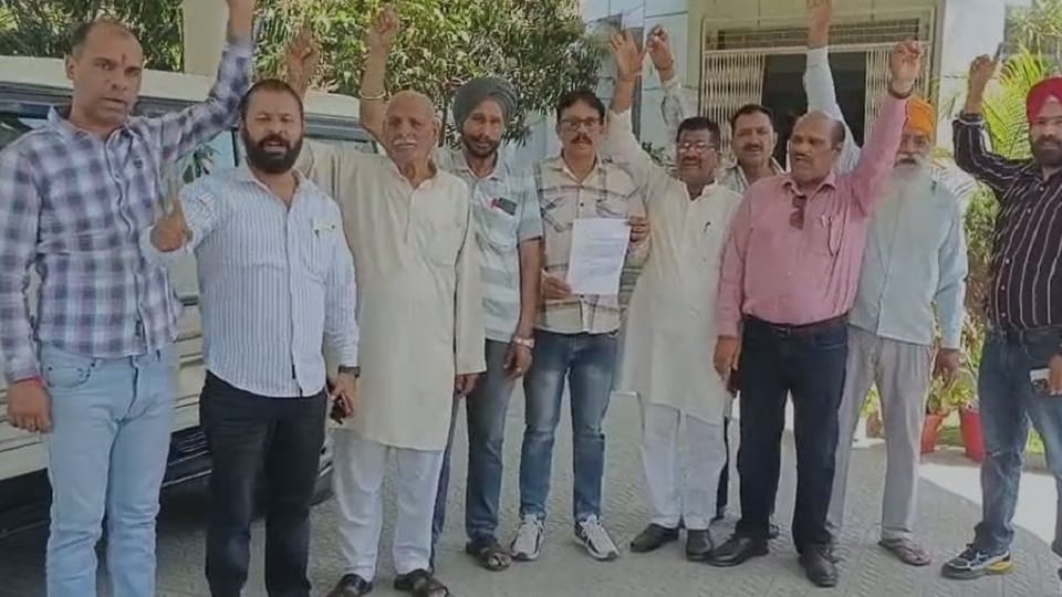 Locals angry over opening of liquor shop in Indira Colony of Rudrapur