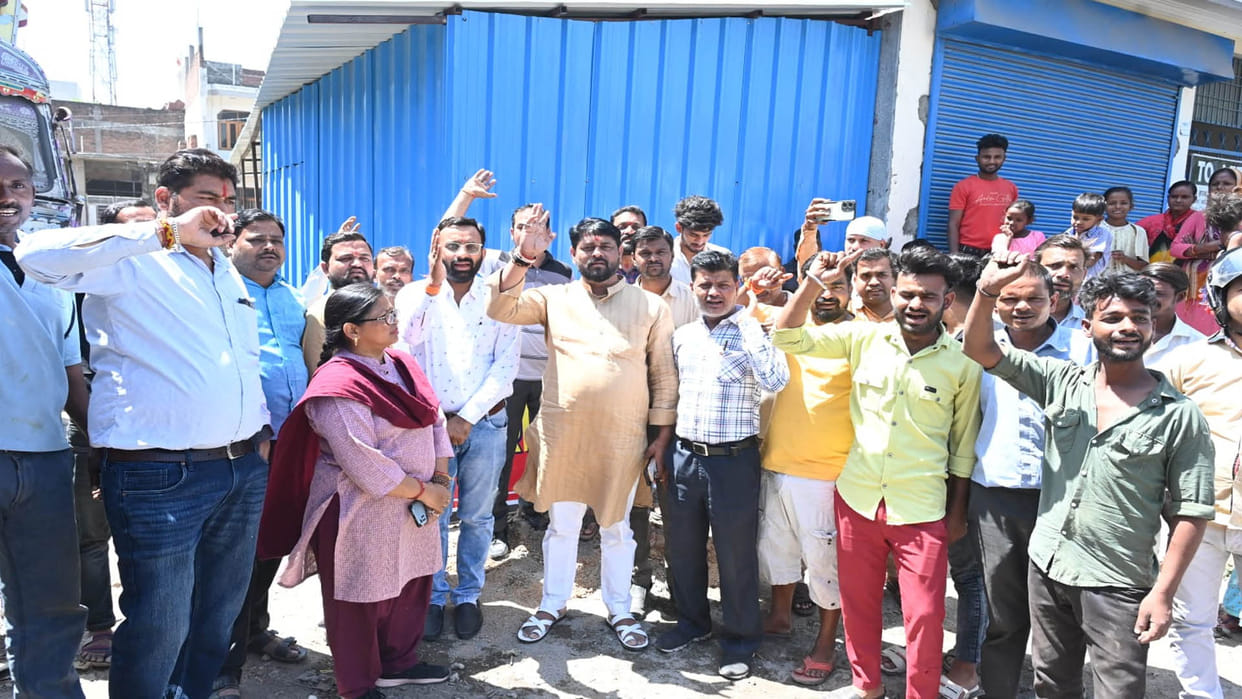 Kanpur: Protest against opening of liquor shops near schools and temples, ruckus in Cantt
