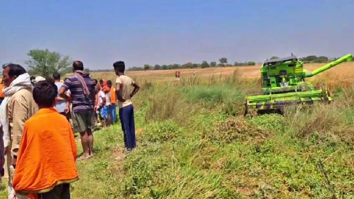 Siwan News: Two women were cut by harvester machine during wheat harvesting, died on spot