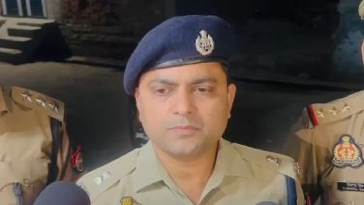 two accused arrested for illegal recovery from auto e-rickshaw drivers at bareilly junction