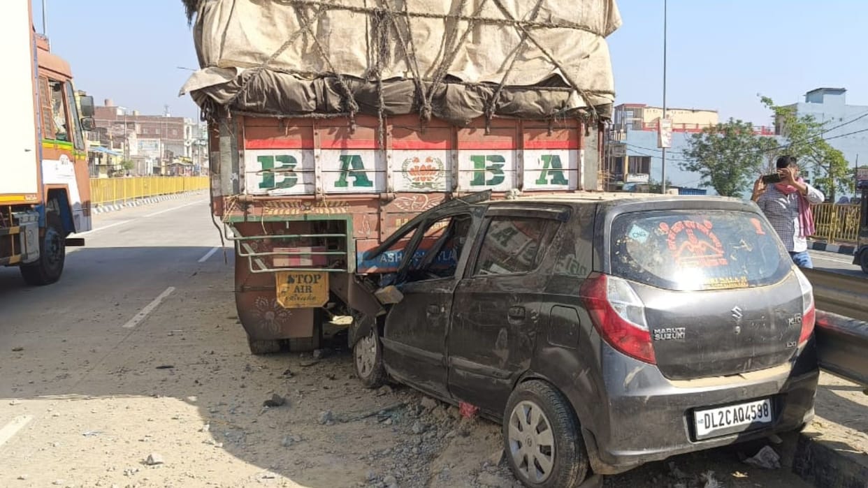 Mau road accident three people injured in collision of car with truck