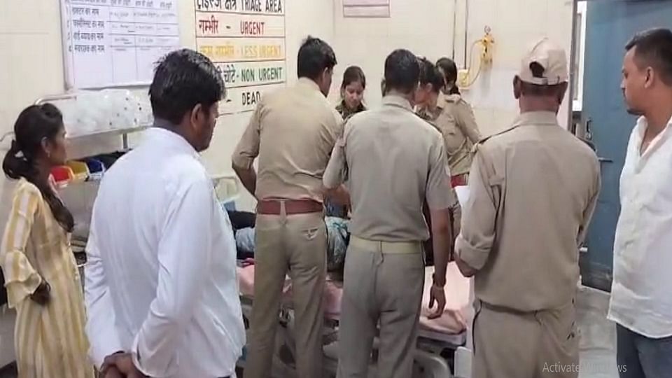 पुलिसवालों का काटा हाथ: CM योगी के मंच पर जाने पर अड़ीं दो महिलाएं, अस्पताल पहुंचीं तो आया भूत का साया! Video Two women insisted on going on CM Yogi stage bit hand of policemen with their teeth