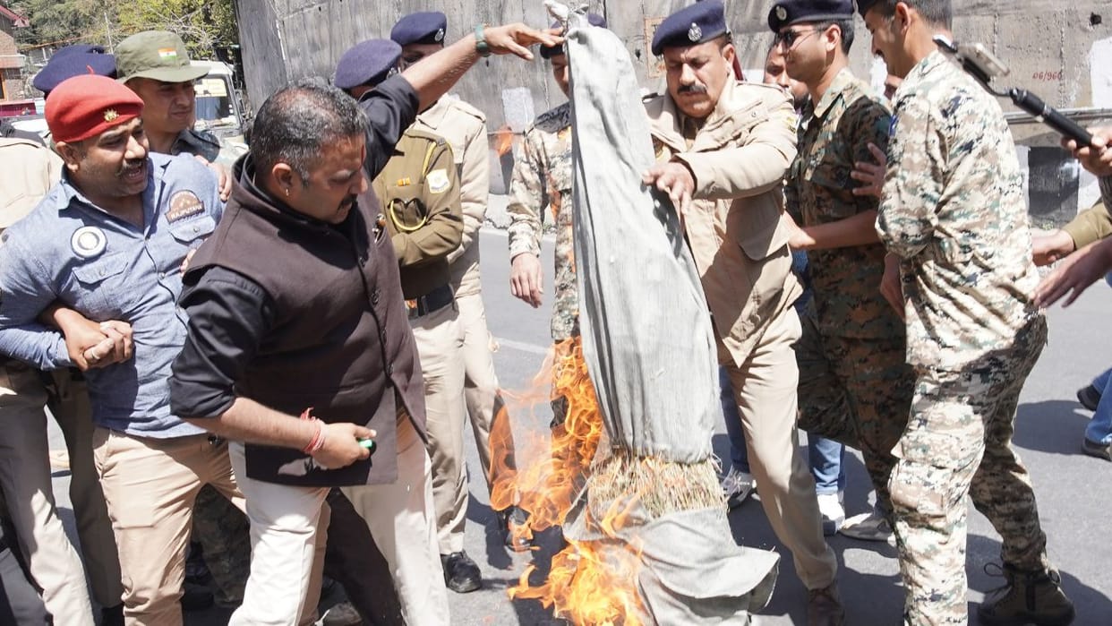 Devbhoomi Kshatriya organization burnt the effigy of SP MP protested against the comment on Rana Sanga