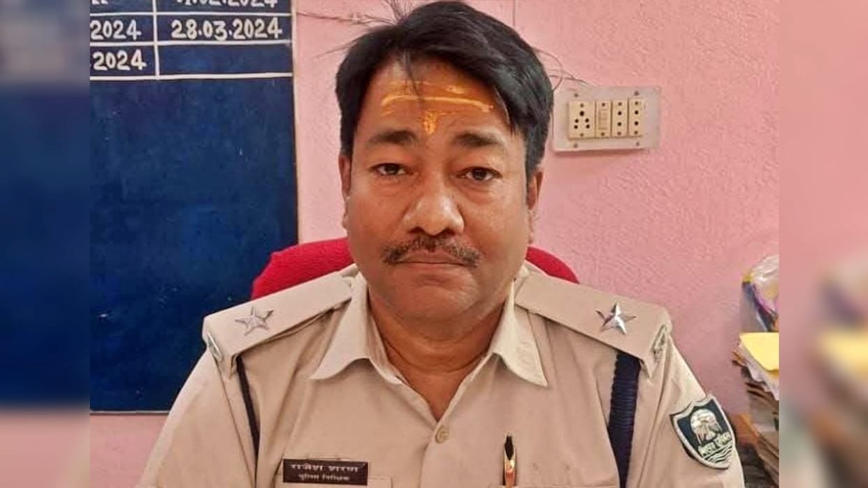 Vaishali News: After photo with girl went viral, SHO Subhash Prasad was removed from post, new SHO appointed