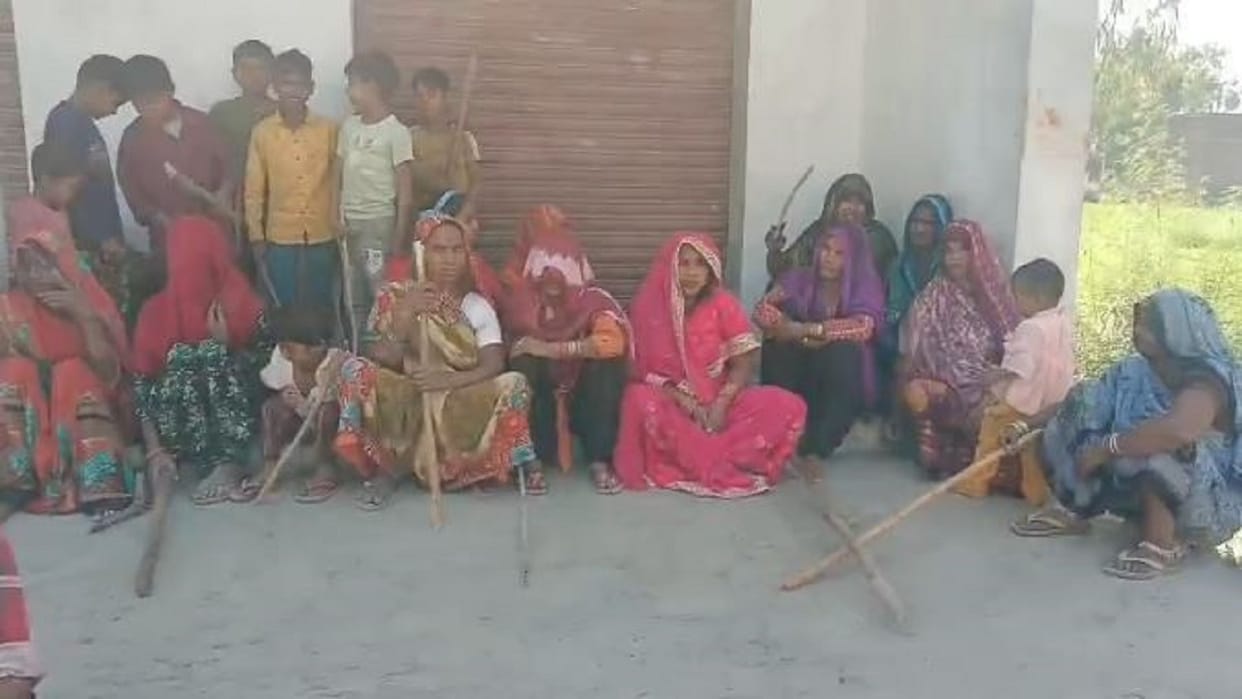 women protest against liquor shop in the village in Bareilly