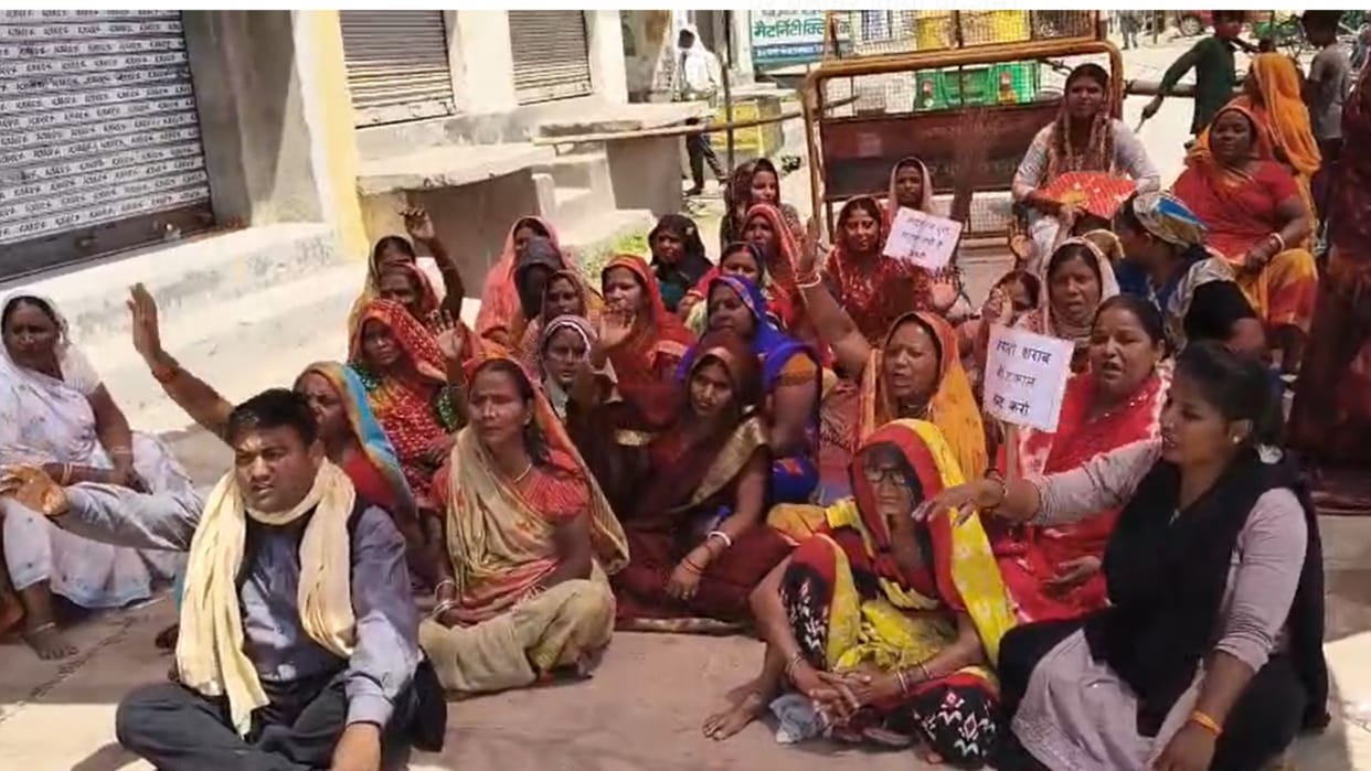 War on alcohol women took charge in Kali Mahal area liquor shops did not open