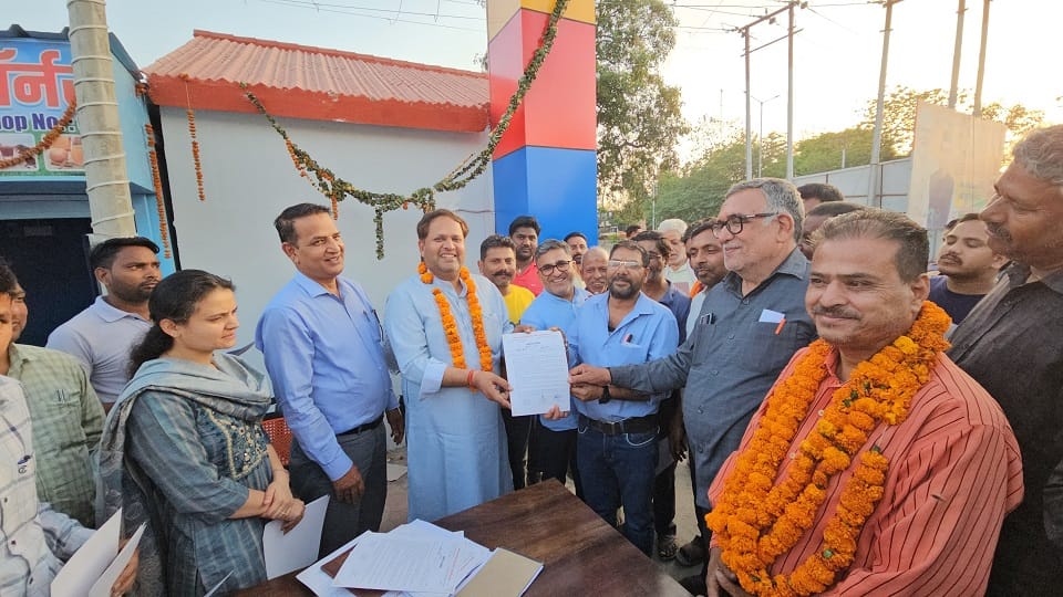 mayor handed over allotment letters to 45 shopkeepers in the vending zone in rudrapur