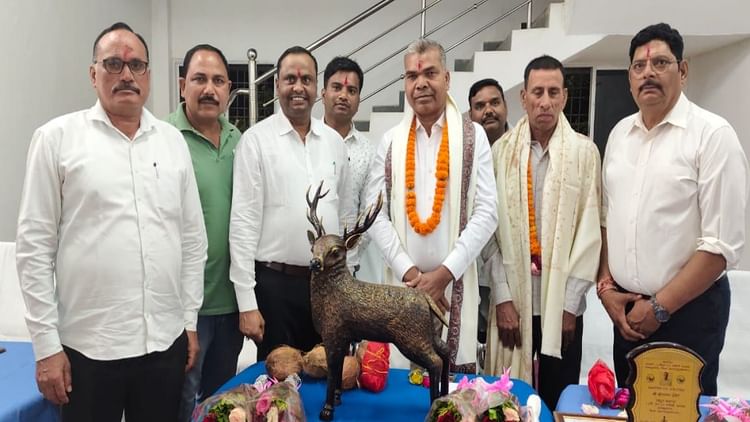 Balrampur Ramanujganj: आईपीएस के सेवानिवृत्ति के बाद विदाई समारोह में हर आंख हुई नम, जानिए कारण