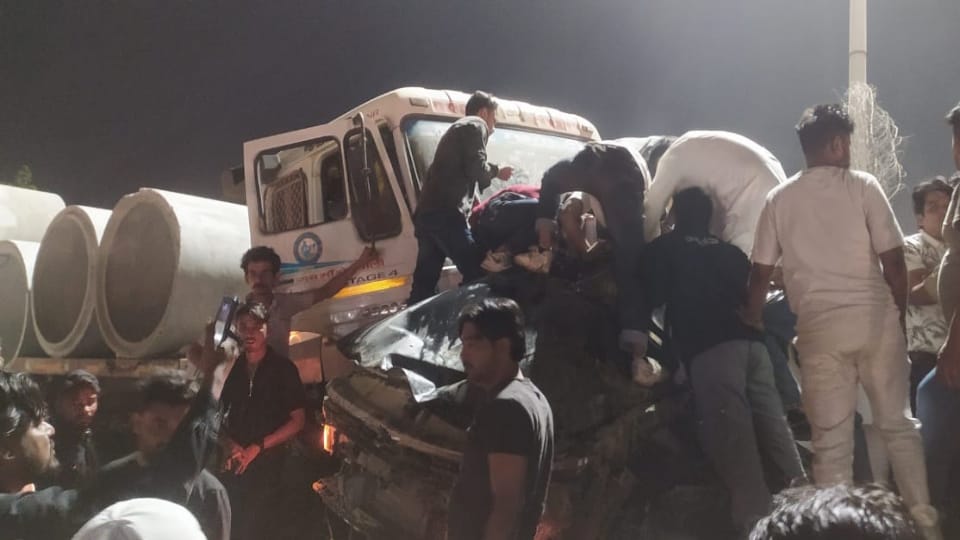 UP News Accident in Moradabad many girls died after being hit by a truck on highway