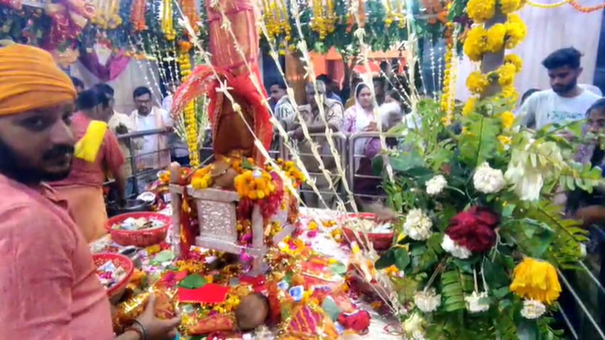 Skandmata was worshiped on the fifth day of Chaitra Navratri, the atmosphere from homes to temples became divi