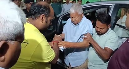 पटना एयरपोर्ट पर लालू प्रसाद।