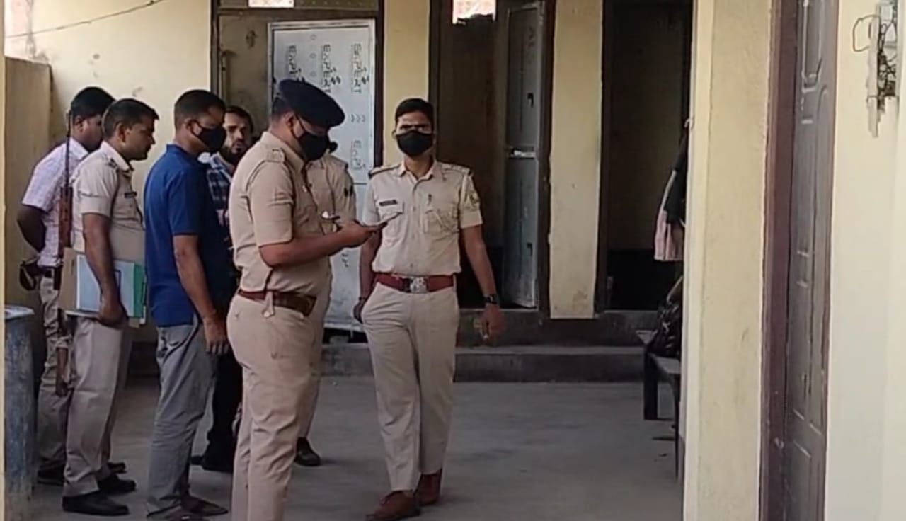 घटना के बाद जांच में जुटी पुलिस।