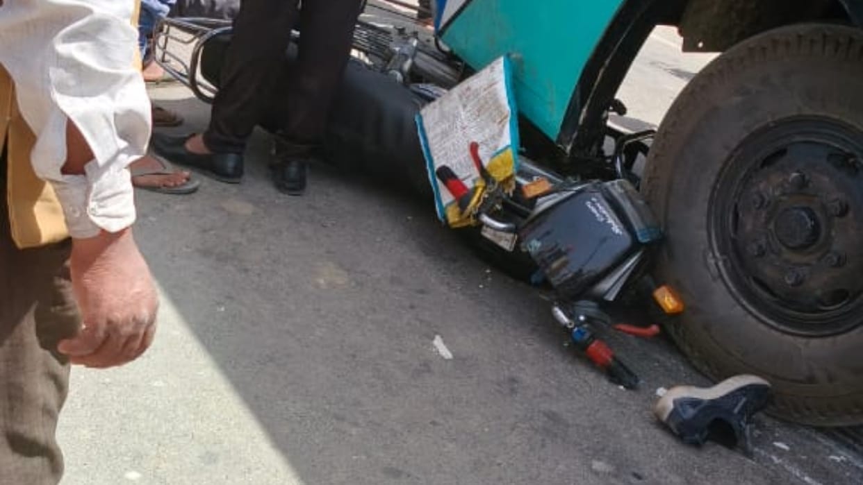 private bus ran over bike riders two men died in lakhimpur kheri