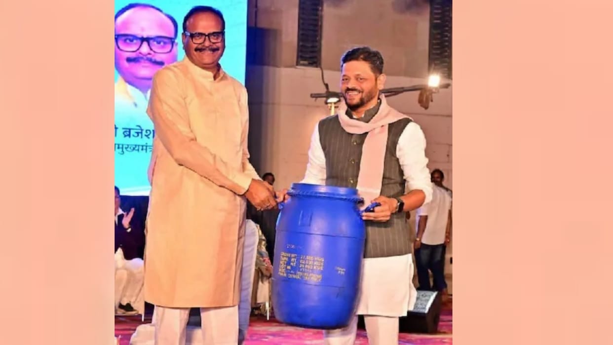 Lucknow: Deputy CM got a blue drum on the stage, Mayor got a harpic, Brajesh Pathak told the features of the