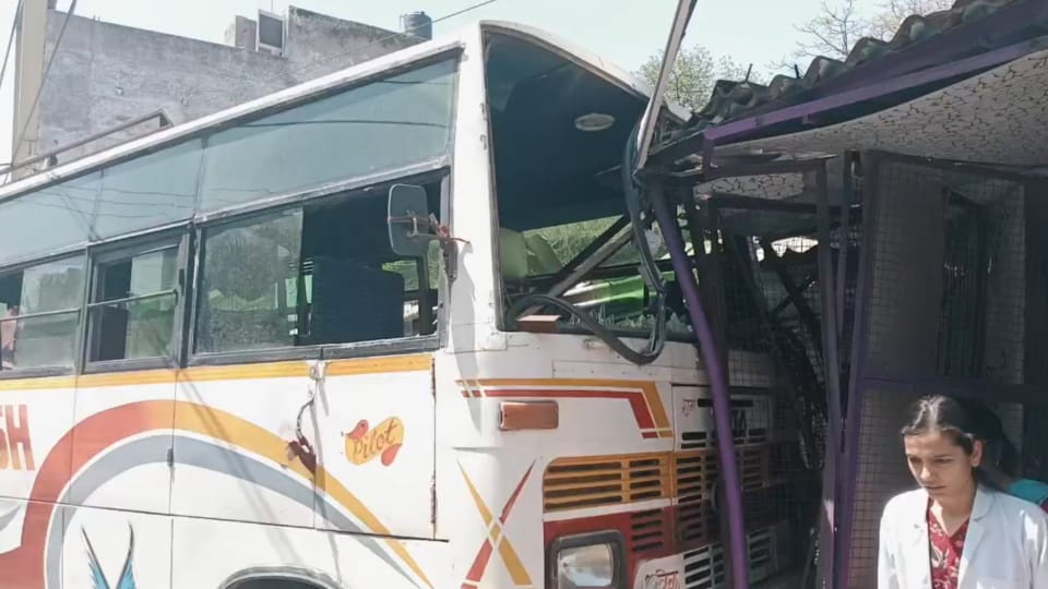 Roorkee News: Bus driver felt dizzy bus went out of control and enter a clinic passengers Injured