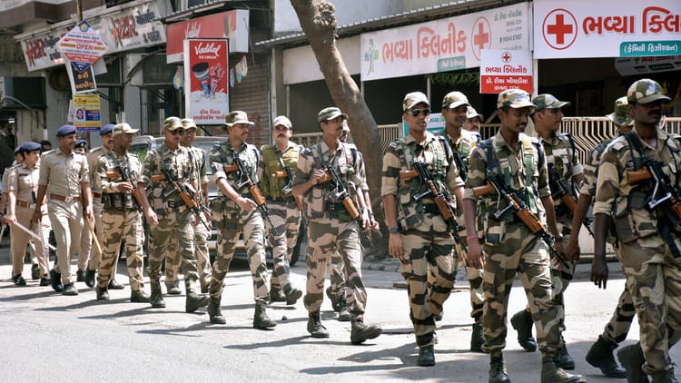 West Bengal: भाजपा उम्मीदवार के घर के बाहर फायरिंग, CISF जवान घायल; टीएमसी समर्थकों पर बम फेंकने का आरोप