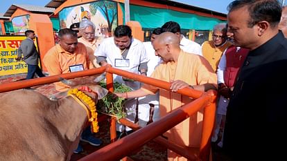 सीएम योगी बने शिक्षक: बरेली में बच्चों को अनुशासन और मेहनत की दी सीख, चॉकलेट बांटी... सेल्फी भी ली; तस्वीरें CM Yogi became a teacher taught discipline and hard work to students in Bareilly