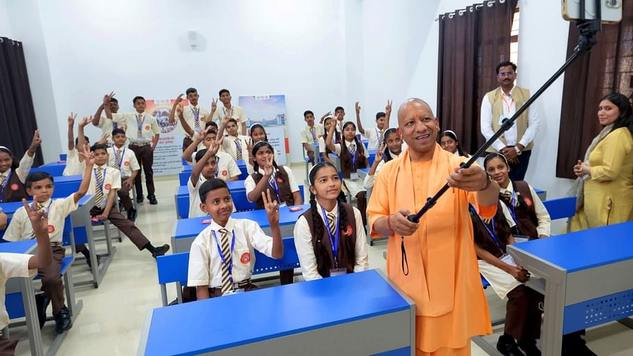 सीएम योगी बने शिक्षक: बरेली में बच्चों को अनुशासन और मेहनत की दी सीख, चॉकलेट बांटी... सेल्फी भी ली; तस्वीरें CM Yogi became a teacher taught discipline and hard work to students in Bareilly