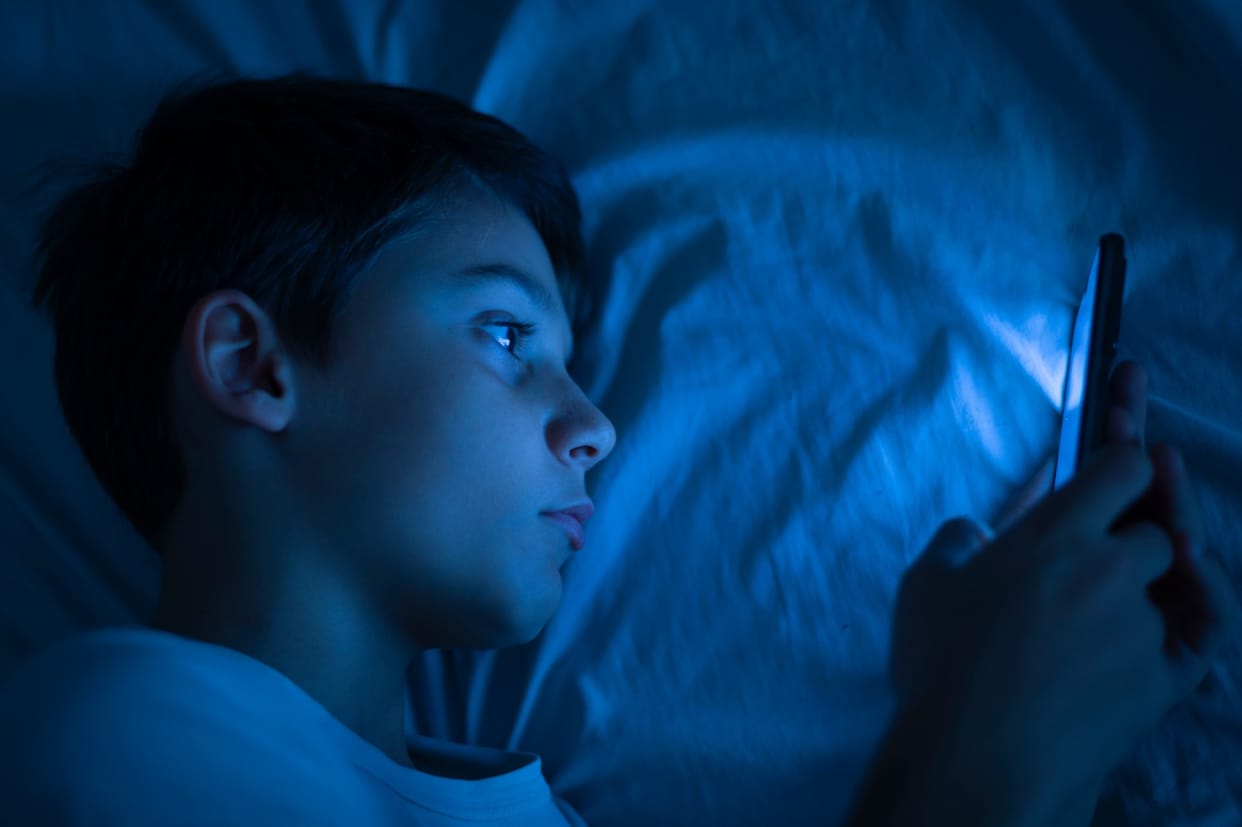 People are forgetting to blink their eyes due to reels risk of squinting dry eyes myopia increases