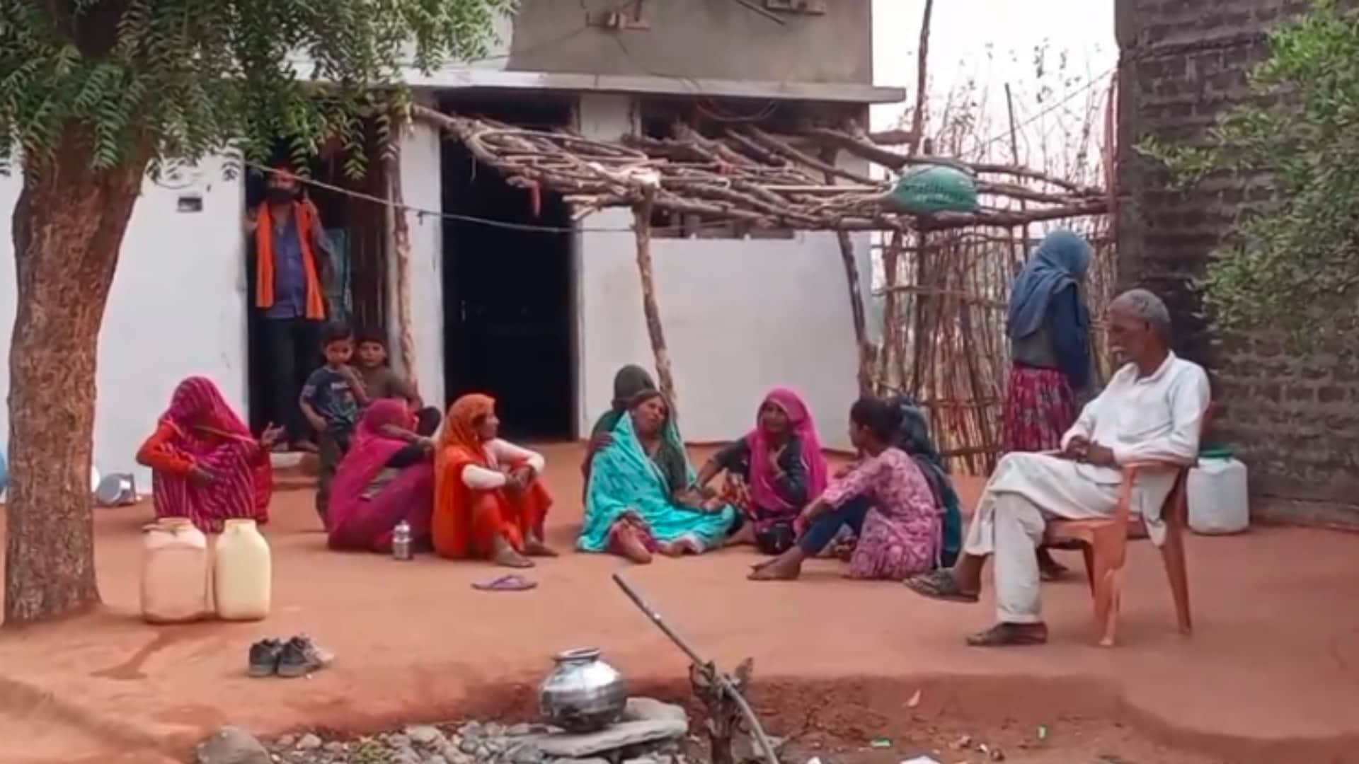 गुजरात फैक्ट्री धमाके में खत्म हुए परिवार के रिश्तेदार बिलखते रहे।