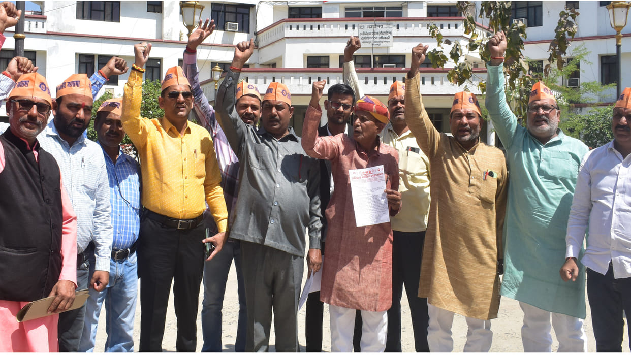 In Gorakhpur too, Kshatriya Mahasabha protested against the statement given by SP MP on Rana Sanga