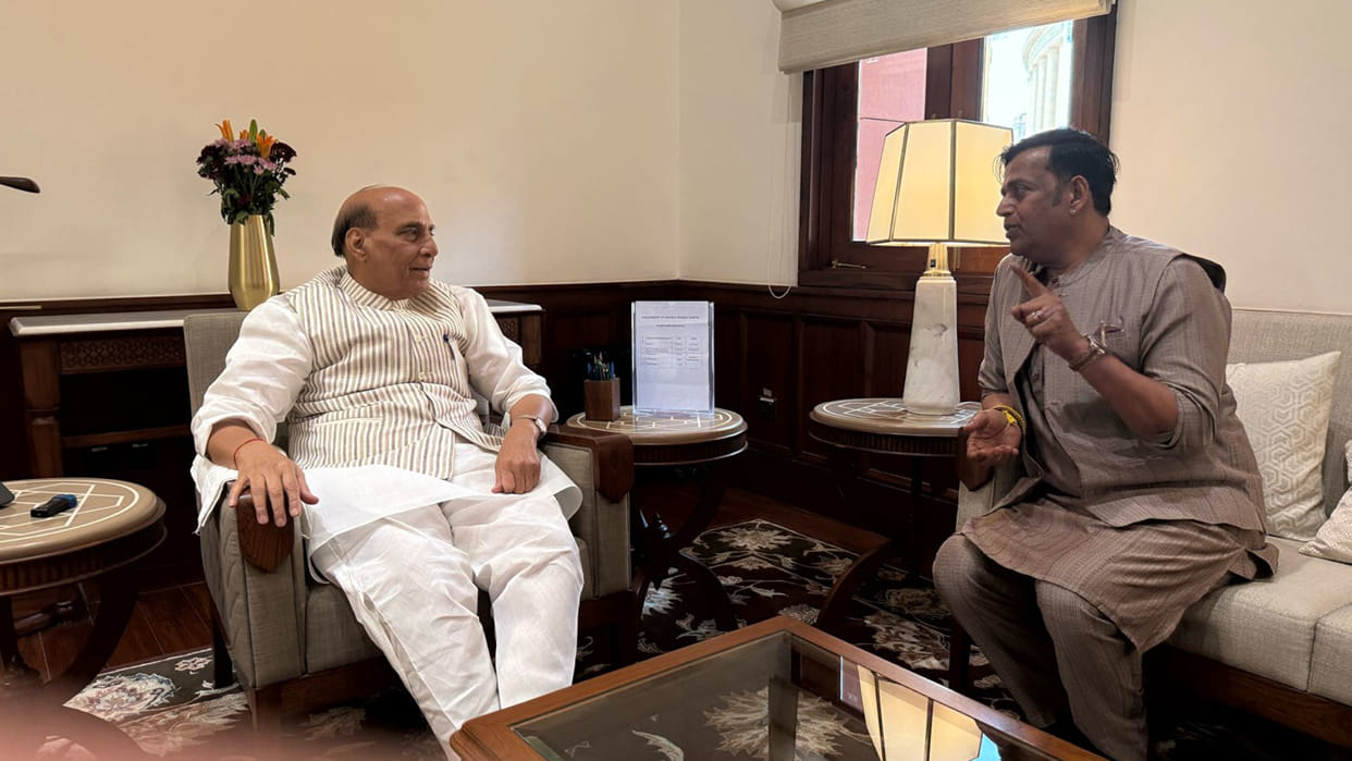 MP Ravi Kishan met the Defense Minister regarding Gorakhpur Airport, demanded 24-hour flights