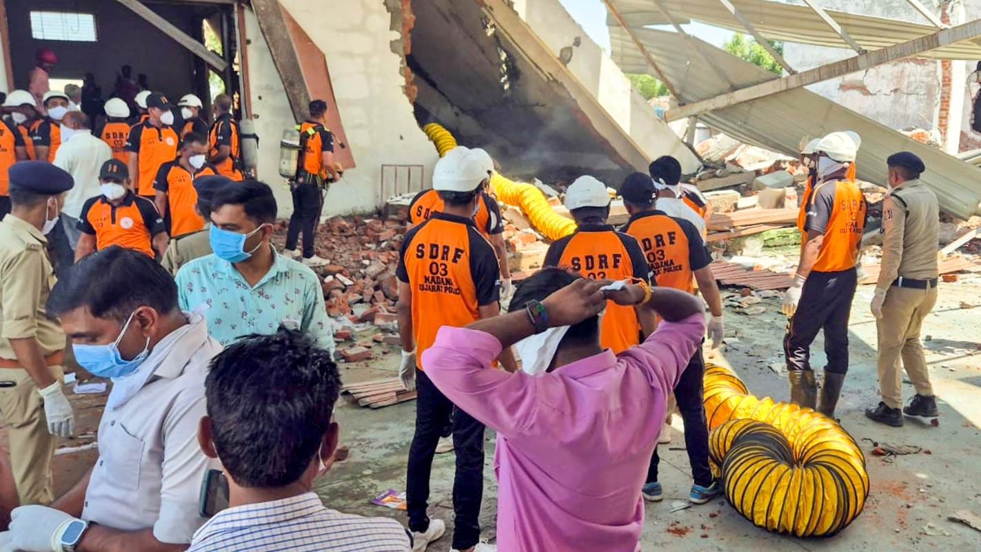 Gujarat Banaskantha Firecracker Factory Blast 18 Workers From MP Death and Many Injured News in Hindi