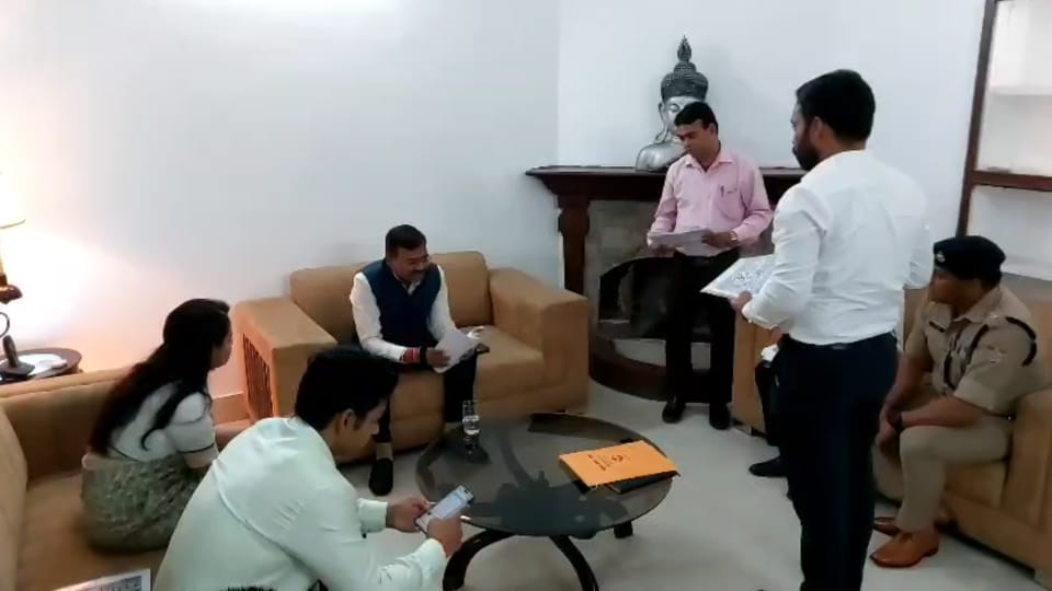 Haridwar News Uttarakhand Chief Secretary done meeting regarding Ardh Kumbh and Char Dham Yatra