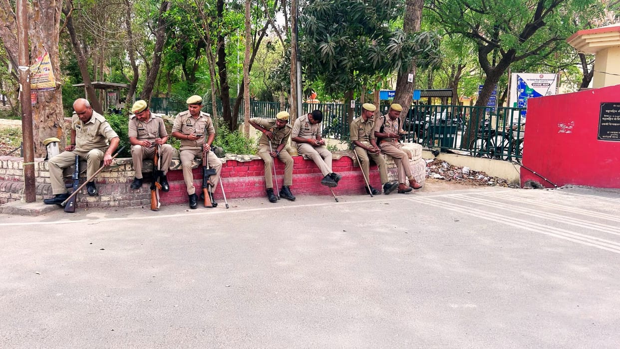 gilr hanged herself hostel in jaunpur seven brothers broke down after seeing dead body of sister
