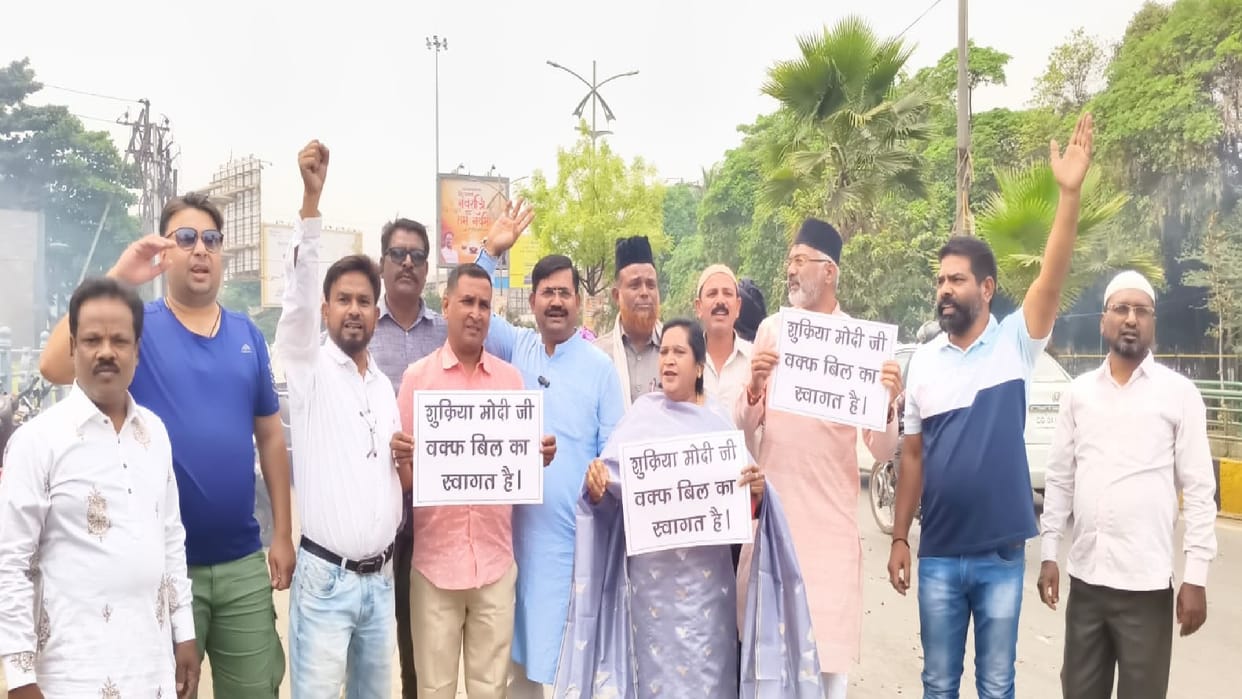 Waqf Amendment Bill welcomed, Muslims burst firecrackers in Raipur, distributed sweets