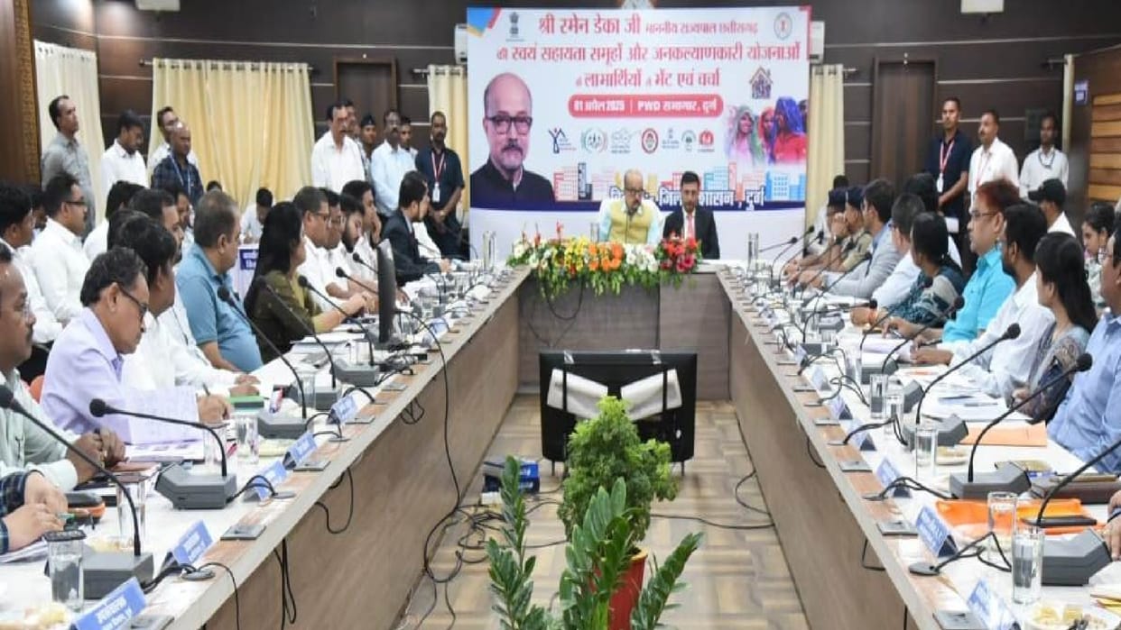 Governor Deka held a meeting with the administrative officers of district in chhattisgarh