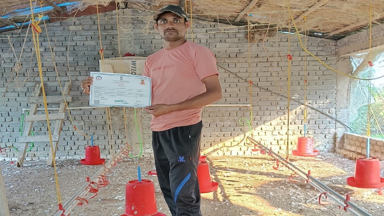 CG News: 'Deepak' became an example of self-reliance under Project Unnati; earning profit from poultry farming