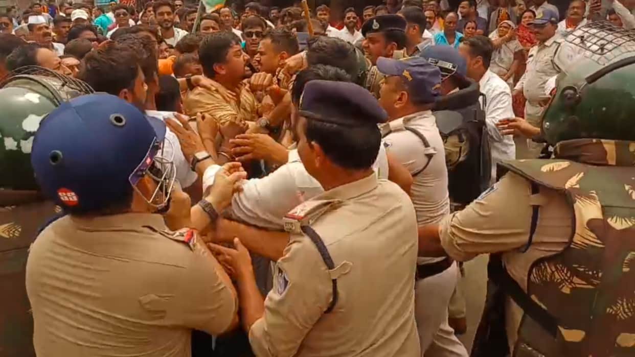 Narmadapuram: Congressmen surrounded Itarsi Nagar Palika office, clashed with police in violent protest