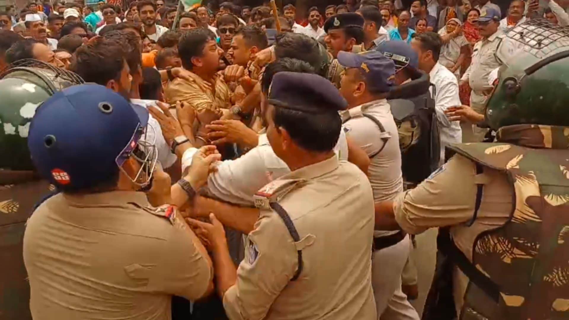 इटारसी नगर पालिका के घेराव के दौरान पुलिस से उलझते कांग्रेसी