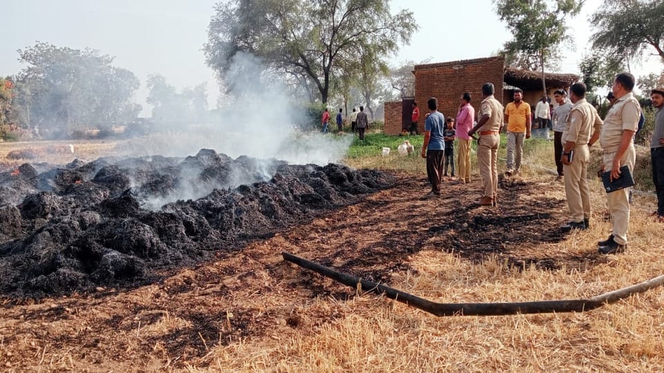 Fire broke out in the harvested wheat crop in Jhansi