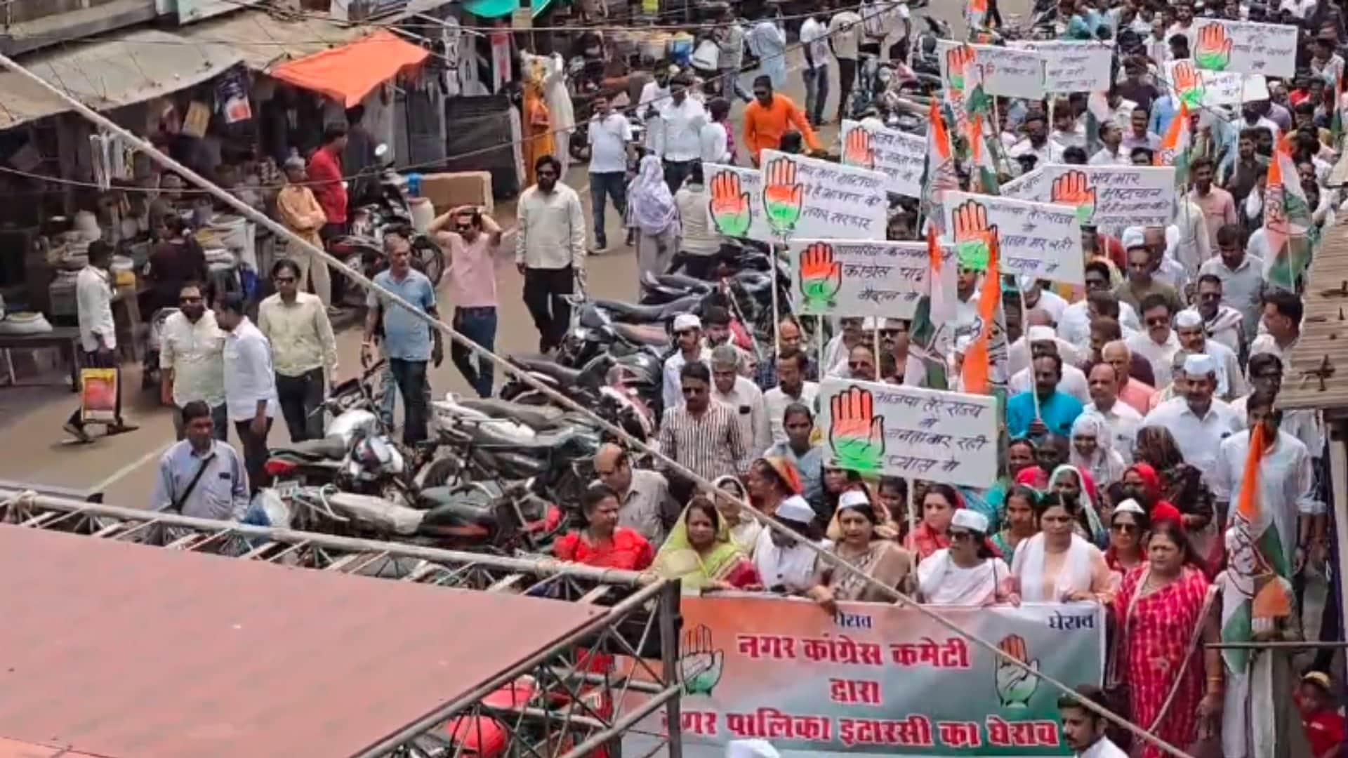 Narmadapuram: Congressmen surrounded Itarsi Nagar Palika office, clashed with police in violent protest